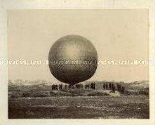 Militär beim Aufstieg eines Heissluft-oder Gas-Ballons