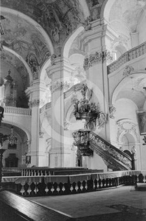 Langhauspfeiler der Klosterkirche Liebenthal mit Kanzel