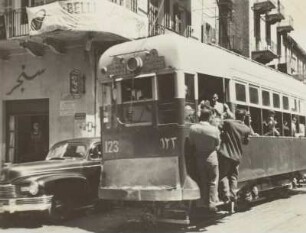 Beirut, Libanon, Geschäftsstraße mit überfüllter Straßenbahn