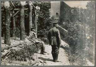 Graf Haeseler auf einem Spaziergange hinter der Front rastend