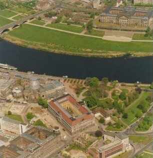 Brühlsche Terrasse mit Gebäuden der Hochschule für Bildende Künste und des Neuen Sächsischen Kunstvereins und Brühlschem Garten sowie Albertinum