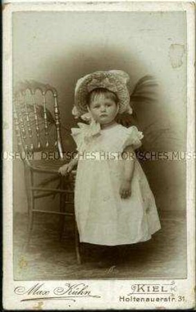 Kleines Mädchen im weißen Kleid mit Hut, Carte de Visite