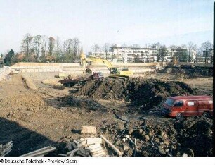 Baustelle Sächsische Landesbibliothek - Staats- und Universitätsbibliothek Dresden, Zentralbibliothek. Erdbau, Tieflöffelbagger beim Aushub der Baugrube an der Nordseite. Blick zum Bürogebäude Zellescher Weg 17 : Dresden-Räcknitz, Zellescher Weg 18. Baustelle Sächsische Landesbibliothek - Staats- und Universitätsbibliothek Dresden, Zentralbibliothek. Erdbau, Tieflöffelbagger beim Aushub der Baugrube an der Nordseite. Blick zum Bürogebäude Zellescher Weg 17