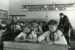 Schüler im Klassenzimmer, mit deutschlandpolitischer Parole