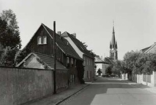 Blick vom Wohnhaus Nr. 4 zum Kirchplatz mit Martinskirche