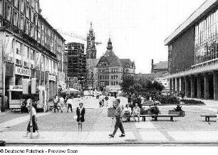 Blick zum Residenzschloß, rechts der Kulturpalast