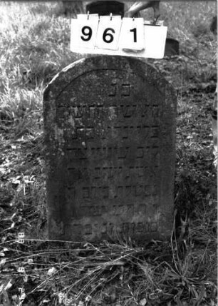 Grabstein 961 (Index: 100099133) Maße HxBxT: 77x50x9 cm: Grabstein 961