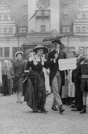 Umzug in historischen Kostümen der Jahrhundertwende auf dem Markt während der Festtage des Handwerks