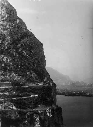 Ponalestraße : Abschnitt der Ponalestraße, im Hintergrund Riva und der Monte Brione (ca. 376m).