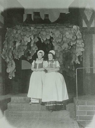 Jenny Schaffer als Frau Fluth und Alice Verden als Frau Page in "Die lustigen Weiber von Windsor" von William Shakespeare. Dresden: Schauspielhaus, 03.10.1929