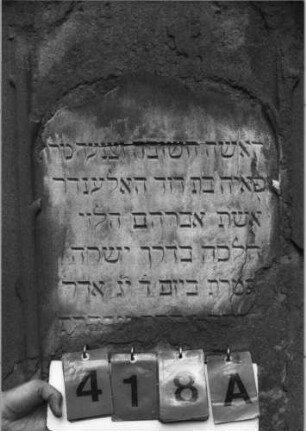 Grabstein 418 (Index: 99789361) Material: Sandstein Zustand: sehr stark verwittert in Teilbereichen mit Textverlust Maße HxBxT: 112x66x18 cm: Grabstein 418A