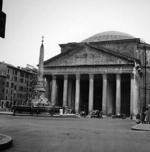 Rom, Piazza della Rotonda. Pantheon (118-125). Fassade mit der Vorhalle