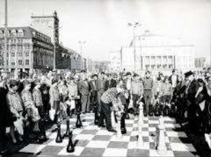 Schachspiel im Großformat auf dem Augustusplatz während des Fests der Freundschaft in Leipzig