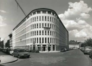 Dresden-Altstadt. Bürokomplex, Grüne Straße, Am Schießhaus (1995/1997). Straßenansicht von Südosten mit Schießhaus