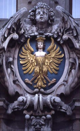 Nürnberg - Frauenfigur mit Flügeln : Frauenfigur als Adler am Rathaus. Aufgenommen ca. 2001 in Nürnberg