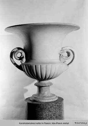 Marmorvase (Krater, Henkel mit Mohnkapseln)