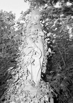 Grabmal der Familien Günther und Keller : Grabmal der Familien Günther und Keller. Sandstein (um 1918). Dresden-Kaditz, Mittlerer Friedhof (sogenannter Franzosenfriedhof)