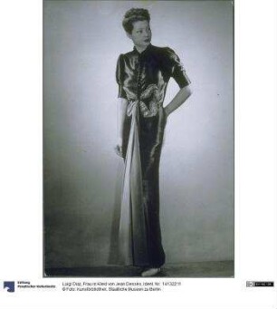 Frau in Kleid von Jean Dessès