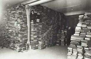 Sächsische Landesbibliothek. Bücherstapel im Keller (im Hintergrund Erich Arnhold)