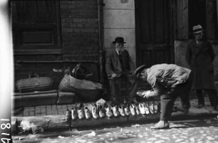 Bukarest, Straßen- und Marktleben in Bukarest: Schuhe auf dem Rinnstein