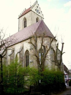 Ansicht von Südosten mit Kirche über Chor (Neubau 1522 auf Vorgänger) sowie Glockenstube des Kirchturms mit Satteldach und Stufengiebel (spätgotisch)