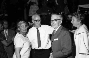 12. Tagung 1962 Physik; Studentenabend beim Tanz: H. Kiderlen, Walter H. Brattain, Emilio Segrè, Frau E. Segrè