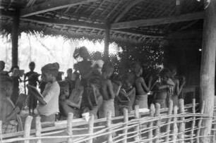 Unterricht in der Weddaschule in Mankerni (Deutsche Indien-Expedition 1926/1929 - 1. Sri Lanka)