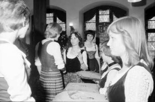 Freiburg: Kaufhaussaal; Krönungsakt; Weinkönigin [Rosemarie Blankenhorn/Rosemarie Blankenhorn-Röbbelen] und Prinzessinnen; stehend