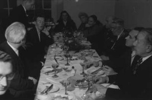 Treffen von Mitgliedern des Kulturensembles der DDR mit dem russischen Pjatnitzki-Volkschor im Berliner Künstlerclub "Die Möwe"