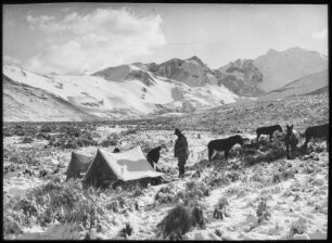Verschneites Lager im Q'asiri-Tal