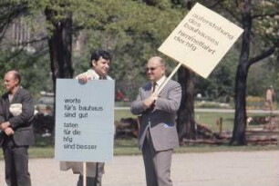Rektor Herbert Ohl bei einer Demonstration gegen die Schließung der HfG