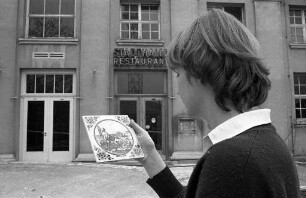 Aprilscherz der "Badischen Neuesten Nachrichten" zur angeblichen Auffindung von 500 blau-weißen Majolika-Kacheln im Rahmen des Umbaus der Stadthalle