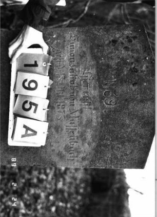 Grabstein 195 (Index: 99752063) Material: Sandstein Zustand: leicht verwittert Maße HxBxT: 130x51x21 cm Beschreibung: Stele, giebelartiger Abschluß, Schriftfeld eingetieft: Grabstein 195A
