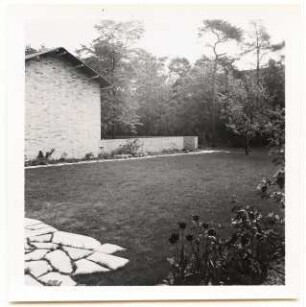 Garten Günther Vollberg, Berlin-Grunewald: Haus mit Mauer und Garten