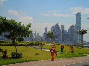 Panama-City - Hochhäuser im Geschäftsviertel : Wohn-und Bürohochhäuser prägen das Stadtbild. Arbeiter in Schutzanzügen pflegen die Grünanlage. Aufgenommen am 14. September in Panama-City