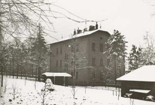 Dresden-Trachenberge. Erziehungsabteilung, Hauptgebäude, Ansicht von Nordosten im Winter