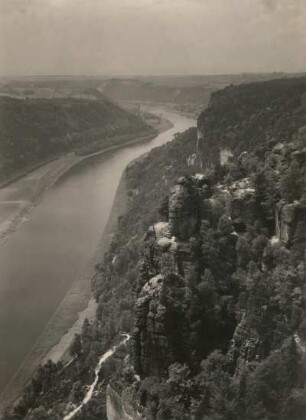Elbsandsteingebirge. Blick von der Bastei über die Elbe stromabwärts gegen Wehlen