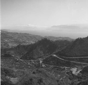 Sizilien, Blick auf eine Gebirgslandschaft mit terrassierten Anbauflächen