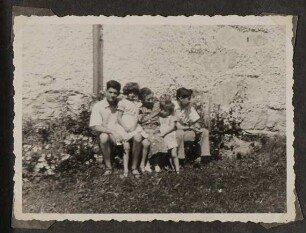 Gerty von Hofmannsthal mit Enkeln (?) vor Schloss Prielau