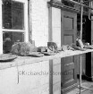 Restaurierung: Funde vom Freilegen des inneren Schlossgrabens: auf Gerüstplanke: Formsteine, Architekturteile, Fliesen, Glas: dahinter Eingangsportal