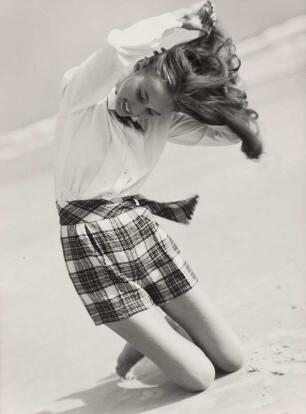 "kneeling on beach", Modeaufnahme, Modell Beth Wilson (Junior Bazaar)