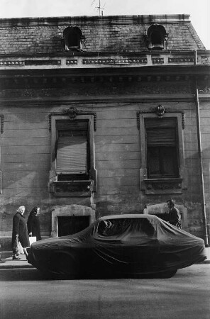 In Bukarest mit verhüllter Dacia (Christo was here)