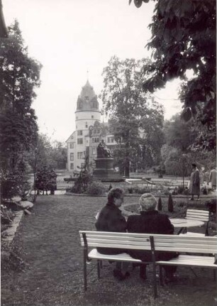 Blick auf das Schloss, im Vordergrund das Denkmal des Grafregenten Ernst zur Lippe. Detmold. Schlossplatz