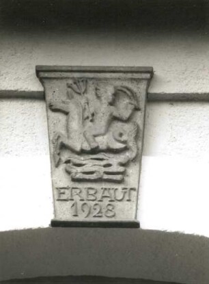Berggießhübel (Bad Gottleuba-Berggießhübel), Ernst-Thälmann-Straße (Siedlung) 16-13. Stadtsiedlung am rechten Gottleubahang. 1927 ff. Doppelwohnhaus. Mittelbau. Schlussstein am Durchgang