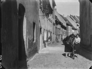 Bautzen. Frauen in einer Gasse