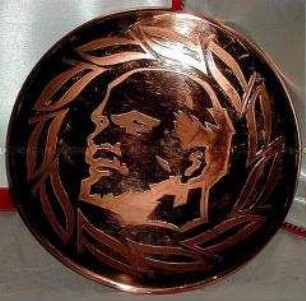 Wandteller mit Porträt von Lenin, in Kassette