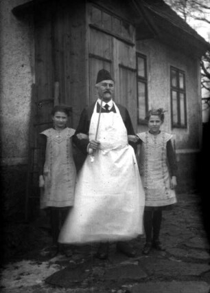 Großvater mit zwei Mädchen : evtl. Jöhstadt od. Pleil/Sorgenthal (Böhm.)