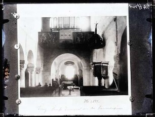 Kirche; Inneres nach Nordosten und Kapitell vor der Restaurierung