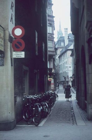 Freiburg. Enge Gasse mit Fahrrädern in der Altstadt