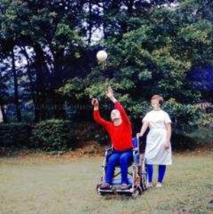 Bewegungstherapie mit einem Rollstuhlfahrer in der Orthopädischen Klinik und Klinik für Rehabilitation ("Waldhaus") in Berlin-Buch